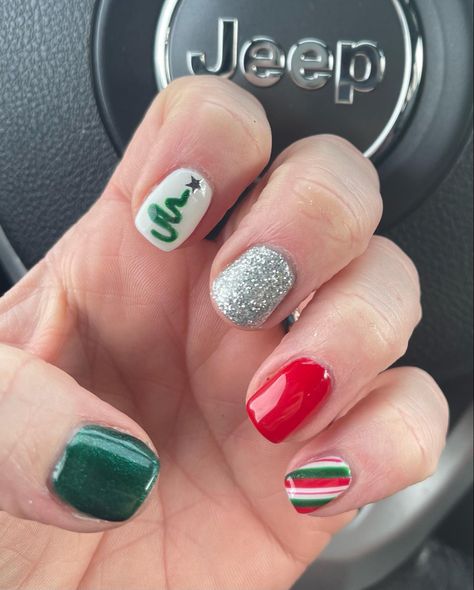 Christmas Nail Design On Short Nails, Christmas Skittle Nails, Christmas Gel Nails Designs Simple, Girls Christmas Nails Kids, Easy Christmas Gel Nails, Fun Christmas Nail Designs, Christmas Tree Nails Designs, Finger Nails Design, Christmas Nail Colors Dip