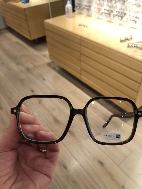 Trend Glasses 2024, Timeless Glasses Frames, 2024 Glasses Trends, Chunky Glasses Frames, Wide Frame Glasses, Big Glasses Aesthetic, Thick Rimmed Glasses, Girls Glasses Frames, Big Glasses Frames