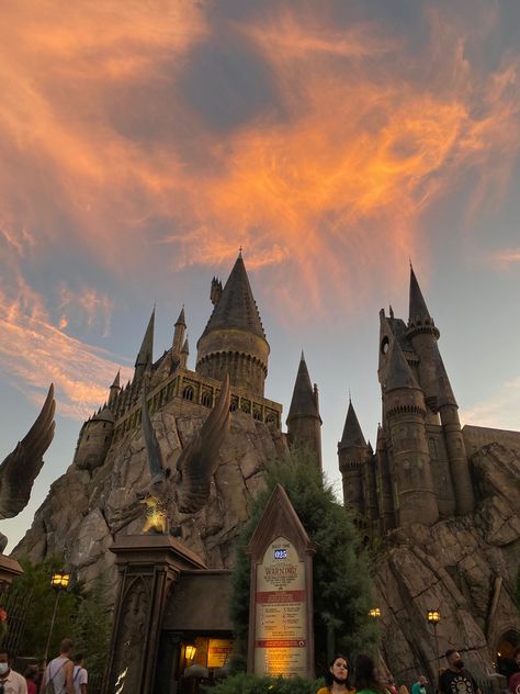 picture that i took by myself on November 16th 2020 #harrypotter #hogwarts #universal #florida #castle #wallpaper #wallpaperideas #islandsofadventure Hogwarts Castle Universal Studios, Hermione Motivation, Hogwarts Autumn, Hogwarts Orlando, Hogwarts Universal, Harry Potter Park, Universal Florida, Castle Wallpaper, November Aesthetic