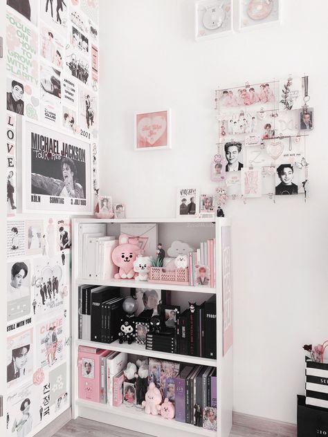 Small Kpop Shelf, Kpop Shelf Aesthetic, Shoujo Room, Cute Book Shelf, Kpop Albums Collection, Kpop Collection Aesthetic Room, K Pop Room Ideas, Aesthetic Shelf Decor, Room Aestethic