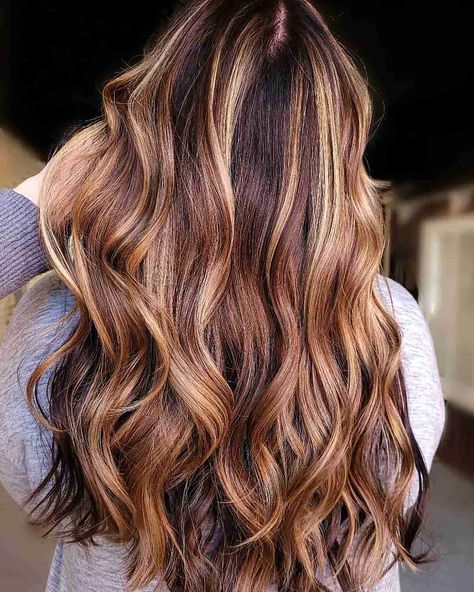 Honey Brown Hair - 29 Rejuvenating Hair Color Ideas Copper Highlights On Brown Hair, Honey Brown Hair Color, Carmel Hair Color, Hair Caramel, Mom Hair, Honey Brown Hair, Hair Color Caramel, Dark Hair With Highlights, Brown Hair With Blonde Highlights