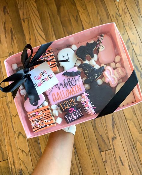 Halloween Sweets Box Ideas, Halloween Goodie Box Ideas, Halloween Cookie Gift Boxes, Halloween Cookies For Teachers, Halloween Dessert Box Ideas, Halloween Box Decorations, Halloween Cookie Box Ideas, Halloween Treat Boxes Ideas Sweets, Halloween Dessert Boxes