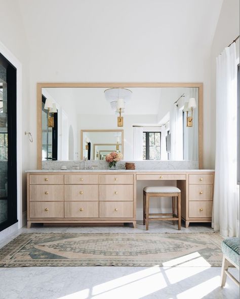 Kate Marker Interiors on Instagram: “This sun-soaked master bath complete with a vintage rug makes for an ideal spot to get ready for the day. #hallwaytoheavenclient…” Kate Marker Interiors, Bathroom With Makeup Vanity, Décor Diy, Cheap Decor, Makeup Vanity, Cheap Home Decor, Bathroom Inspiration, Decoration Table, Bathroom Interior