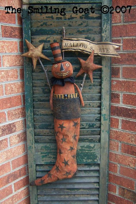 Primitive Halloween Crafts, Primitive Pumpkins, Primitive Halloween Decor, Pumpkin Doll, Primitive Pumpkin, Halloween Folk Art, Halloween Sewing, Pumpkin Man, Fall Stuff