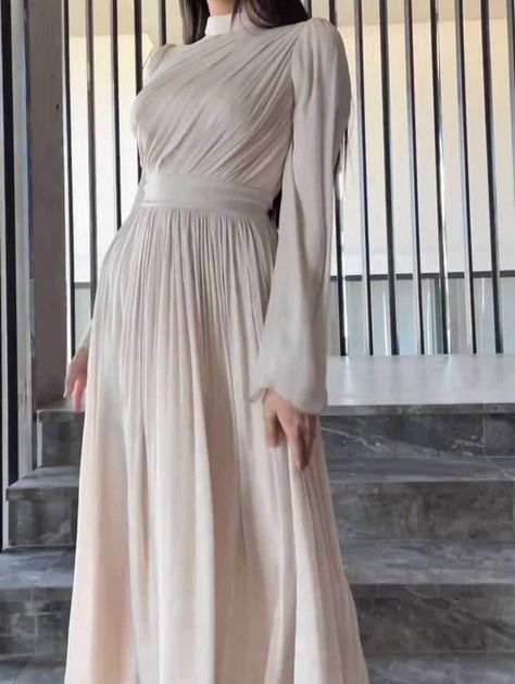 Graduation Dress Halal, Dresses To Wear To A Wedding Hijab Simple, Dresses Soirée Hijab, Simple Soiree Dresses, Simple Elegant Dresses, Elegant Silk Dresses, Simple Elegant Wedding Dress, Hijab Dress Party, Bride Dress Simple