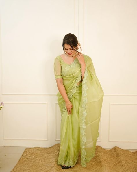 Pastel Green Saree, Light Saree, Pista Green Saree, Pastel Sarees, Saree Pose, Christian Bridal Saree, Blouses Work, Saree Poses, Trendy Blouse