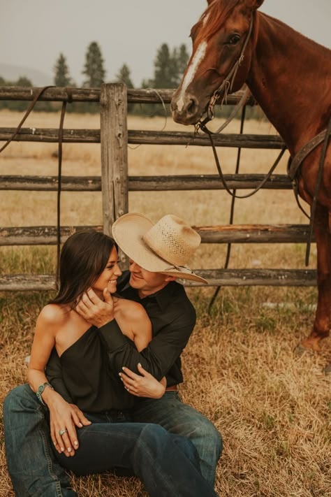 Engagement Photos Western Country Style, Hubby Pictures, Western Engagement Outfits, Engagement Photos Cowboy, Horse Engagement Photos, Country Couple Photoshoot, Cowboy Engagement, Couple Western, Western Engagement Pictures