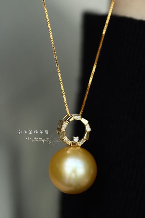 GOLDEN SOUTH SEA PEARL PENDANT 

🌷Size: 14-15mm
🌷Shape: Round 
🌷Overtones: Vivid
🌷Surface: Slightly blemishes 
🌷Lustre: Gorgeous 
🌷Chain: Silver
🌷Stone: Diamond 

📩DM for inquiries 

#goldenpearl #goldensouthseapearl #pearlsupplier #pearlsforgirls #naturalcolor #southseapearl #pearlpendant #diamondpearl #necklaceoftheday Golden South Sea Pearls, Sea Pearl, Chain Silver, South Seas, South Sea Pearls, Pearl Pendant, Large Size, Chain, Stone