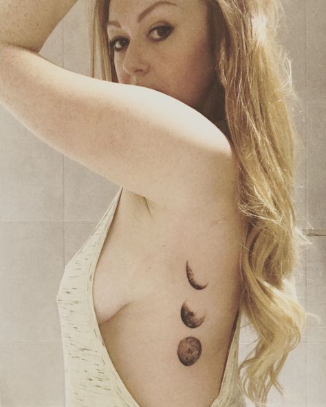 Rib Moon Tattoos For Women, Moon Phases Tattoo Ribs, Moon Tattoo Stomach, Moon Phase Tattoo, Phase Tattoo, Moon Cycle Tattoo, Tattoo Rib, Moon Phases Tattoo, Tattoo Moon