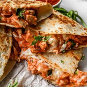 Italian Quesadilla, Quesadilla Ingredients, Easy Taco Salad Recipe, Pizza Quesadilla, Chicken Quesadilla Recipe, Meatless Main Dishes, Quesadilla Recipes, Yummy Salad Recipes, Summer Eating