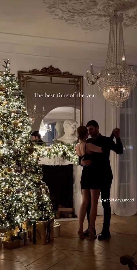 Engagement Christmas Pictures, Couple Holiday Cards Photo Ideas, Nye At Home Couples, Christmas Pose Ideas, Christmas Tree Photo Ideas, New Years Eve Proposal, Aesthetic Christmas Pictures, Christmas Photoshoot Ideas For Couples, Christmas Pictures Couples