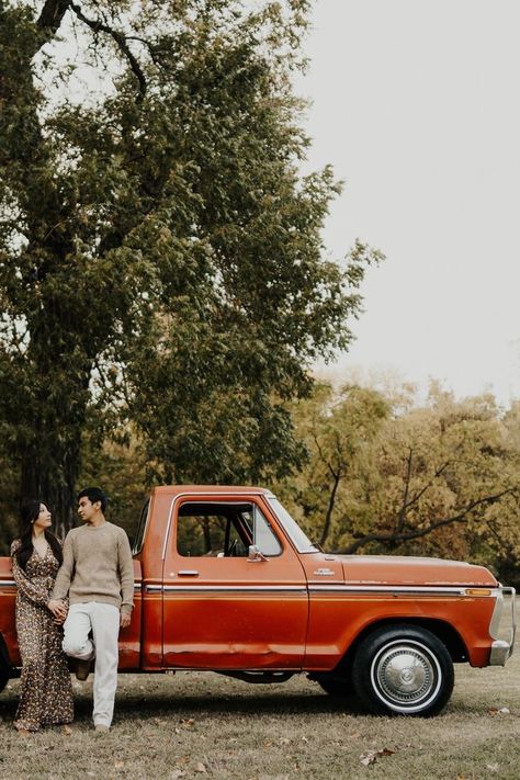 Engagement Photos With Old Truck, Couples Photos With Truck, Couples Truck Pictures, Old Truck Couple Photoshoot, Old Truck Engagement Pictures, Engagement Photos Truck, Fall Truck Photoshoot, Couples Truck Photoshoot, Poses With Truck