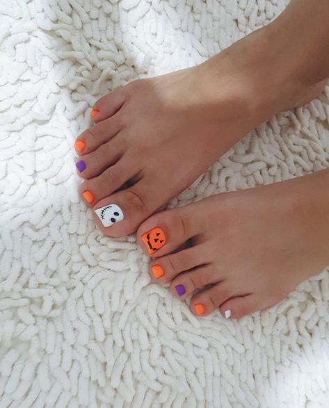 Toes Nails Halloween, Pink Halloween Pedicure, Halloween Toes Nails Design Easy, Fall Themed Toenails, Candy Corn Toenails, Simple Halloween Toe Nails, Toe Nail Designs For Halloween, Holloween Nails Toes, Toenail Art Designs Halloween