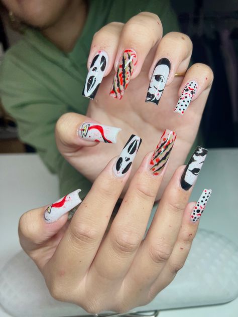 Long coffin nails with horror character designs #halloween #scream #michaelmyers #pennywise #it #freddykruegar #jason Michael Myers Nails, Nails Horror, Nails Coffin Shape, Long Coffin Nails, Horror Nails, Valentines Day Nails, October Nails, Coffin Nails Long, Sparkly Nails