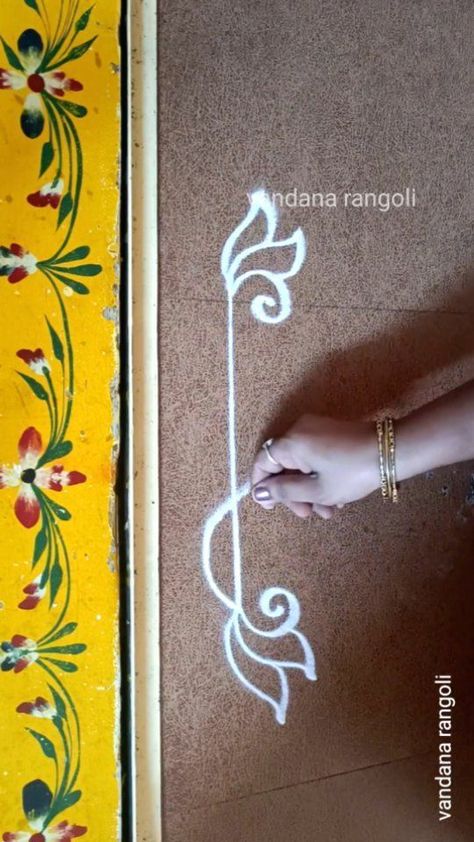 Border Kolam Design, Door Rangoli Designs Simple, Lotus Rangoli, Rangoli Border, Rangoli Borders, Door Art, Simple Borders, Rangoli Border Designs, Rangoli Kolam