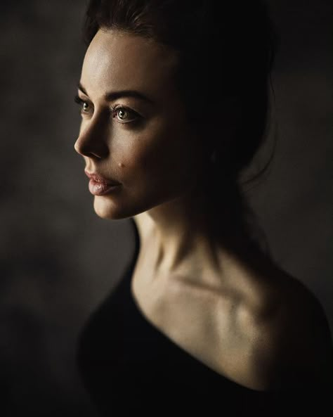 Gorgeous use of light and depth of field in this portrait by @sbuzovsky. #Profoto #CelebrateLight #DiscoverPortraits Moody Lighting Portrait, Strong Lighting Portraits, One Light Portrait, Braun Hair, Depth Of Field Photography, Photography Project Ideas, Natural Portrait, Female Portrait Photography, Side Portrait