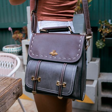 My Style Bags, Everyday Backpack, Vintage Backpacks, Black Leather Backpack, Cute Bags, Fantasy Fashion, How To Look Classy, Everyday Essentials, Casual Look