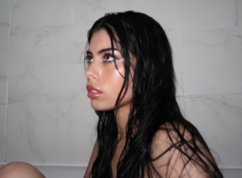 #fashion #grunge #grungemakeup #messyhair #wethair #bathroom #grungeaesthetic #grungemakeup #tiktok #aesthetic #cannong7x #blackhair #sideprofileselfie #blackhairgirls #gothgirl #egirl Wet Black Hair, Make Up Grunge, Countess Bathory, White Bath Tub, Wet Hair Look, Scrapbook Photos, Black Hair Aesthetic, Tiktok Aesthetic, Editing Tricks