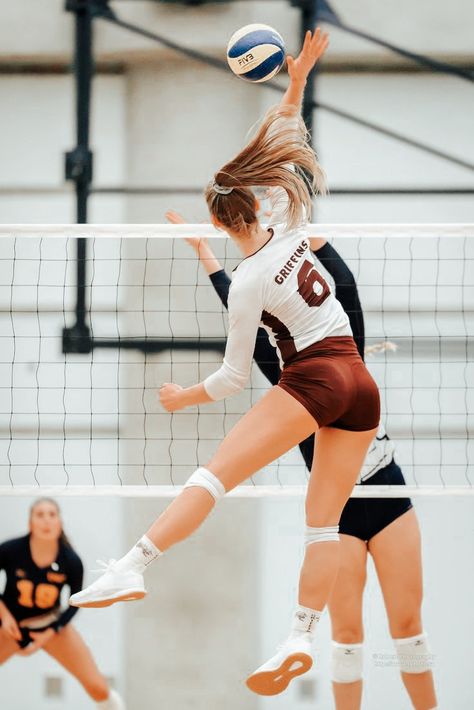 Volleyball Photography, Volleyball Photos, Volleyball Poses, Volleyball Knee Pads, Volleyball Inspiration, Female Volleyball Players, Volleyball Workouts, Volleyball Shorts, Volleyball Pictures