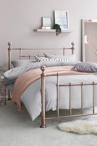 Classic Bedroom Interior, Rose Gold Bed, Room Decor Bedroom Rose Gold, Gold Bed Frame, Brass Beds, Art Psychology, Iron Bed Frame, Gold Bed, Brass Bed