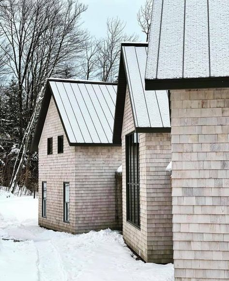 10 chalets réalisés par des architectes et designers d'ici - Index-Design.ca Future House Exterior, Norway House, Tiny House Inspiration, Country Inn, Cottage Plan, Modern Cabin, Interior Architect, Cabin Rentals, Home Reno