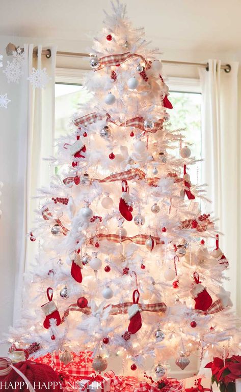 Decorating With Red, Home Decor Ideas Christmas, Red And White Christmas Tree, White Christmas Tree Decorations, Christmas Tree Inspo, Flocked Christmas Trees Decorated, Red Can, Red And White Christmas, Christmas Tree Inspiration