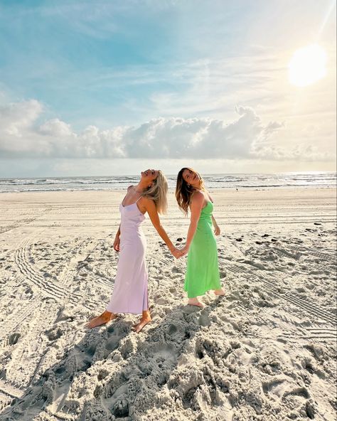 Best Friend Pictures On The Beach, Pictures To Recreate At The Beach, Sister Vacation Pictures, Beach Dress Photoshoot Friends, 2 Person Beach Pictures, Sister Beach Photoshoot, On The Beach Poses, Beach Girlies, Sister Beach Pictures