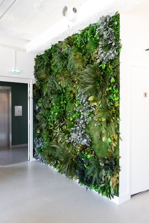 Neon Sign Plant Wall, Fake Plant Wall With Neon Sign, Moss Wall Office Design, Moss Wall Neon Sign, Vertical Plant Wall, Living Wall Diy, Mos Wand, Green Cafe, Main Entrance Door Design