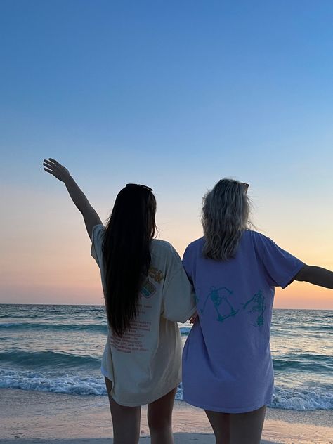 Poses to do with your best friend on the beach. Cute sunset beach picture. Bestfriend. Dumas Beach, Do With Your Best Friend, Bestie Pictures, Duo Poses, Cute Sunset, Sunset Beach Pictures, Dauphin Island, Bodega Bay, Summer Pics