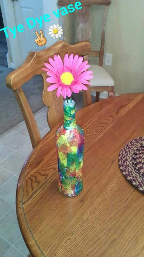 DIY tye dye mod podge wine bottle (napkins+modge podge) 60's hippie tabletop decorations Tye Dye Decorations, Inexpensive Centerpieces, Decades Party, 70s Party Theme, 60s Theme, 70s Theme Party, 60s Party, Hippie Birthday, Tie Dye Party