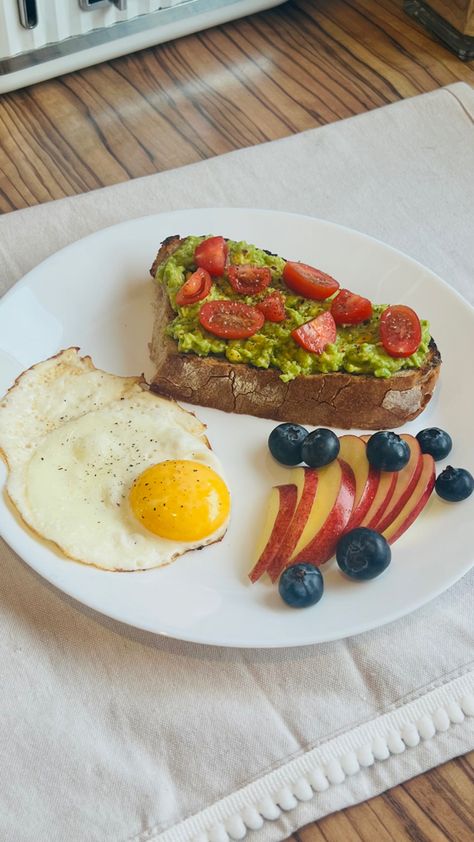 Avocado toast with cherry tomatoes, egg and fruit #yummy #breakfast #easyrecipe Avacodo Breakfast, Healthy Balanced Breakfast, Toast Recipe Breakfast, Avocado Toast Egg, Balanced Breakfast, Breakfast Healthy, Egg Toast, Breakfast Idea, 2023 Vision