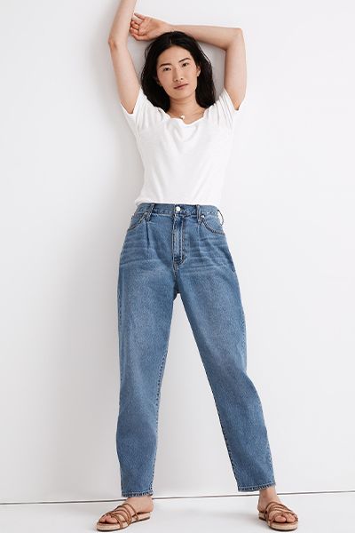 Tapered Jeans Outfit, Spring Summer Capsule Wardrobe, Vibrant Outfits, Capsule Wardrobe Work, Style Inspiration Casual, Casual Outfit Inspiration, Curvy Jeans, Denim Trends, Loose Jeans