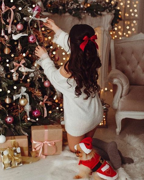 Christmas Photoshoot Home Ideas, Christmas Pfps Aesthetic, Christmas Photoshoot Outfits, Christmas Pfp Aesthetic, Christmas Costume Ideas, Christmas Dress Ideas, Christmas Dress Girl, Christmas Tree Photoshoot, Christmas Dress Party