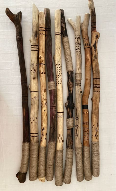 Wood Sticks Decor, Painted Sticks Diy, Talking Stick, Driftwood Art Diy, Pagan Crafts, Garden Art Diy Easy, Witch Diy, Deco Nature, Stick Art