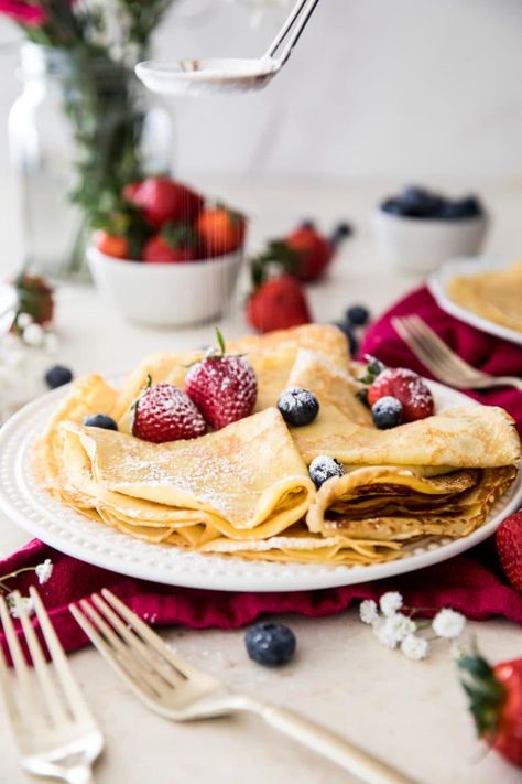 A classic Crepes recipe, so easy and a perfect breakfast staple! #breakfast #crepes #recipe Best Crepe Recipe, Pancakes Sans Gluten, Crepe Recipe, Crepes Recipe, Sweet Crepes, How To Make Crepe, Norwegian Food, Savory Crepes, Crepe Recipes