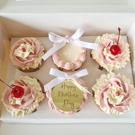 Lambeth Style Cupcakes, Mini Cupcakes Design, Vintage Cupcake Designs, Cupcake Coquette, Coquette Cupcakes, Cupcake Photoshoot, Cupcakes Vintage, Cupcake Vintage, Beach Theme Cupcakes