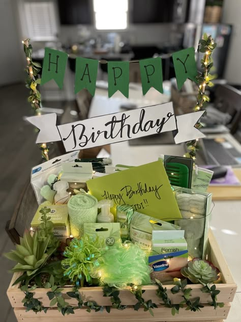 Plant Hampers Gift Ideas, Green Birthday Box Ideas For Best Friend, Cactus Gift Box Ideas, Sage Green Gift Basket Ideas, Green Birthday Gift Ideas, Green Birthday Basket Ideas, Green Birthday Gift Baskets, Garden Gift Basket Ideas Easy Diy, Plant Present Ideas