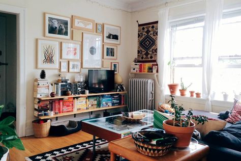 Sunny Apartment, Vintage Apartment Decor, Chicago Apartments, Yellow Bedroom Decor, Bedroom Furniture Layout, Vintage Apartment, Starting Fresh, Chicago Apartment, New Bedroom