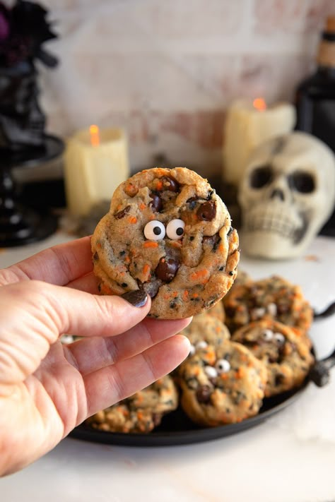 Halloween Chocolate Chip Cookies Cute Halloween Cookie Ideas, Halloween Easy Cookies, Chocolate Chip Cookies Halloween, Halloween Cookies Sugar Cookie, Halloween Baking Cookies, Halloween Chocolate Chip Cookie Ideas, Halloween Cookies Chocolate Chip, Chocolate Chip Halloween Cookies, Cookie Halloween Ideas