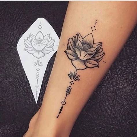 Perna Faith Tattoos, Flower Leg Tattoos, Lotusblume Tattoo, Back Of Leg Tattoos, Clown Tattoo, Anklet Tattoos, Foot Tattoos For Women, Tattoos For Women Flowers, Men Tattoos