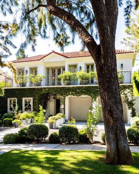 Luxury House With Pool, Styled Fireplace, Santa Monica House, Santa Monica Houses, Monica Style, Houses Luxury, Peninsula Hotel, Cathedral Ceilings, Beverly Hills Houses