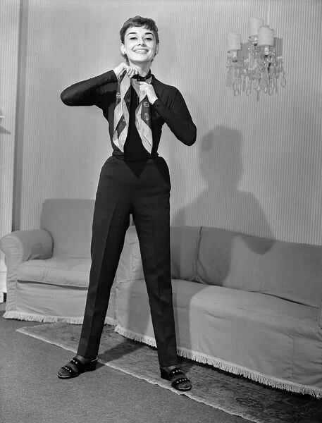 Audrey Hepburn Audrey Hepburn Style Outfits, Audrey Hepburn Outfit, Aubrey Hepburn, Audrey Hepburn Photos, Audrey Hepburn Style, Hepburn Style, Brigitte Bardot, Iconic Women, Look Vintage