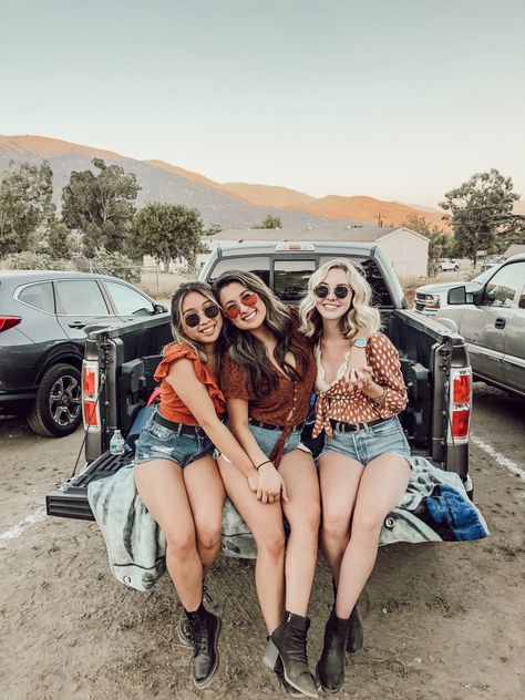 Concert Tailgate Ideas, Tailgate Photoshoot, Stadium Photoshoot, Country Tailgate, Concert Tailgate, Tailgate Ideas, Tailgate Parties, Truck Tailgate, Take Me To Church