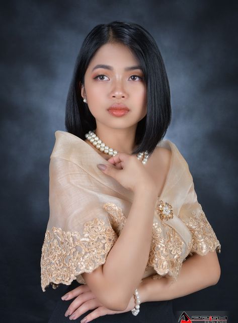 Modern Filipiniana Alampay, Filipina Graduation Dress, Alampay Filipiniana Graduation, Filipiniana Photoshoot Graduation, Graduation Dress Filipiniana, Maria Clara Make Up Look, Filipiniana Pose Ideas, White Filipiniana Dress For Graduation, Alampay Filipiniana Outfit