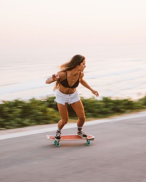 Surfergirl Style, Skater Chick, Skateboarding Aesthetic, Skateboard Aesthetic, Penny Skateboard, Skateboard Photography, Surf Vibes, Skate Girl, Longboard Skateboard