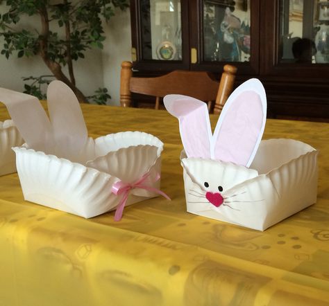 Bunny baskets for Easter made from paper plates. Bunny Basket Diy, Easter Basket Crafts, Easter Bunny Basket, Easter Bunny Crafts, Bunny Basket, Easter Basket Diy, Front Porch Christmas Decor Ideas, Easter Decorations Dollar Store, Easter Eggs Diy