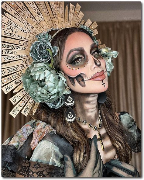 Catrina Costume, Message Of The Day, Halloween Parejas, Sugar Skull Halloween, Creepy Halloween Makeup, Sugar Skull Makeup, Halloween Makeup Inspiration, The Day Of The Dead, Skull Makeup