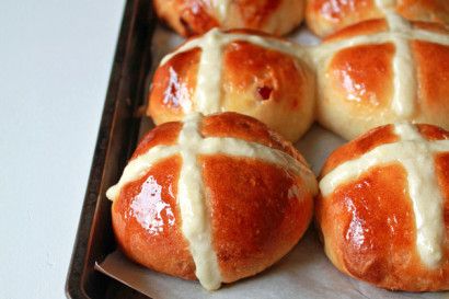 Hot cross bun adapted from The Pioneer Woman. Paul Hollywood Hot Cross Buns, Paul Hollywood Recipes, British Baking Show Recipes, British Bake Off Recipes, Cross Buns Recipe, Bake Off Recipes, British Cooking, Hot Cross Buns Recipe, Hot Cross Bun