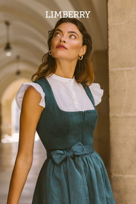 Dirndl in Petrol für dein Frühlingsfest 2024: Tauche ein in die Welt der Eleganz mit unserem Dirndl “Julie Dark Teal”  aus hochwertigem Velours. Entdecke jetzt auf www.limberry.de. unsere neue Kollektion “Sublime” und lass dich verzaubern.  #dirndl #frühlingsfest #velours #dirndlliebe #damentrachten #tracht #trachtentrends #petrol #limberry Dirndl Aesthetic, Forest Vintage, Dirndl Outfit, Trends 2025, Dirndl Dress, Summer Suits, Dark Teal, Black Forest, Vintage Costumes