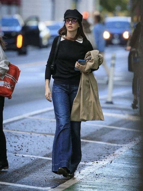 anne hathaway Anne Hathaway Street Style, Devil Wears Prada Outfits, Winter Going Out Outfit, Style Long Coat, Prada Outfits, Anne Hathaway Style, Navy Hat, Going Out Outfit, Fashion Christmas